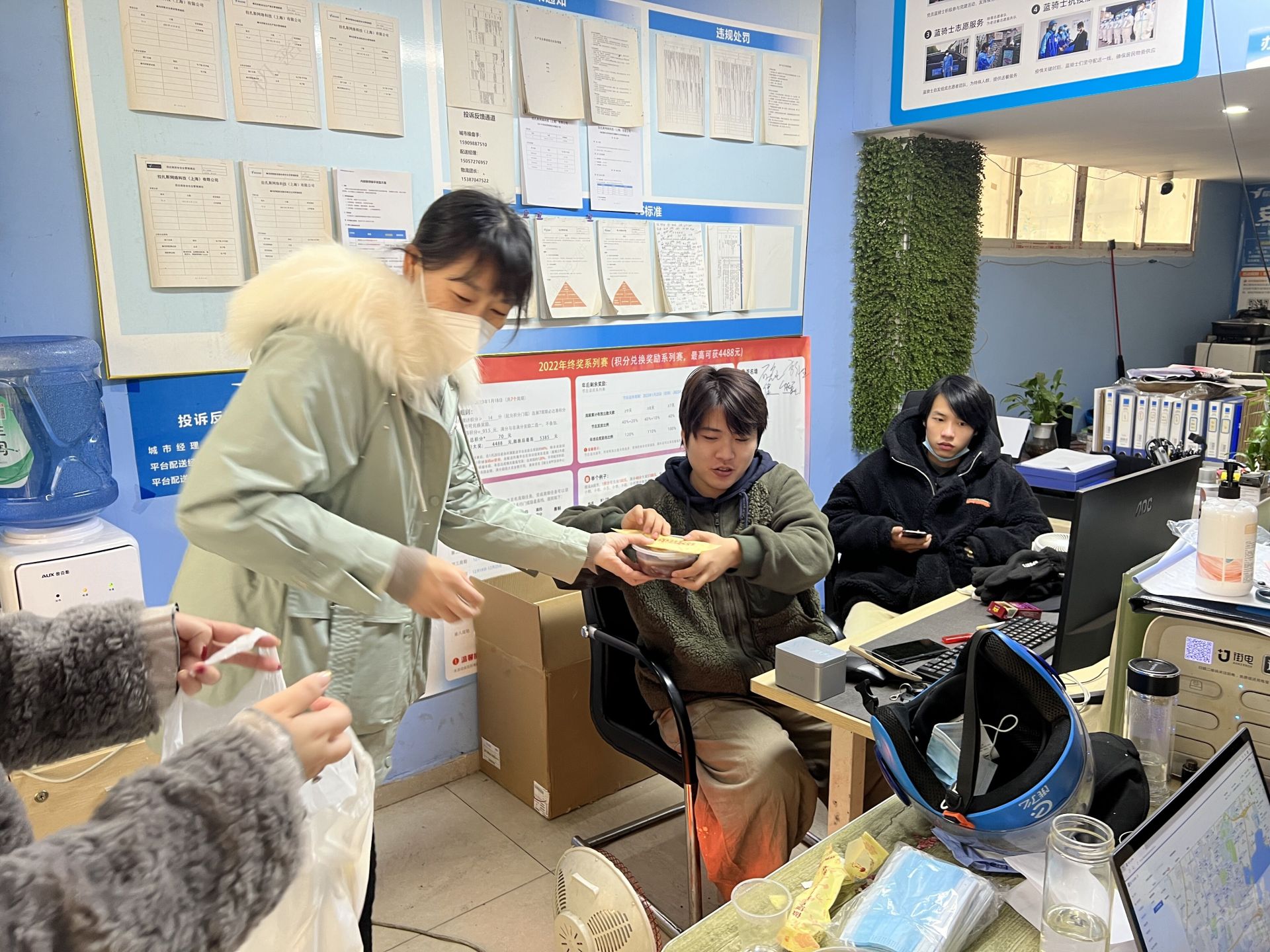 从胃暖到心!社区携手爱心企业为新就业群体派送腊八粥